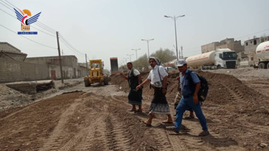 وكيل أول الحديدة يطلع على سير العمل بمشروعي الرصف وتصريف الأمطار بشارع الصماد